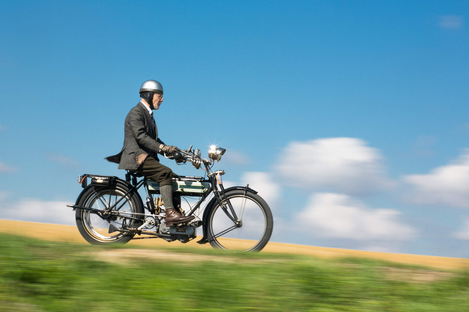 Ein Junggebliebener auf dem Motorrad