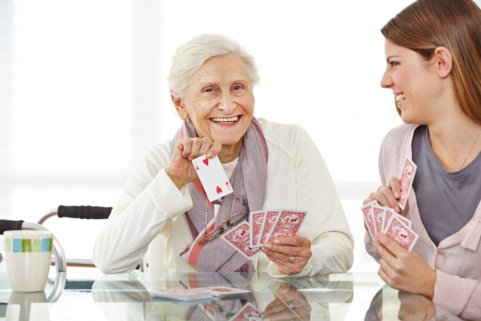 Karten spielende Oma