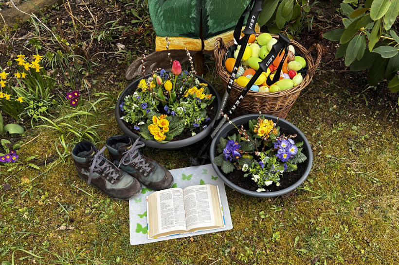 Evangelium mit Wandschuhen und -stöcken