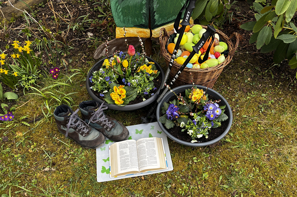 Evangelium mit Wandschuhen und -stöcken