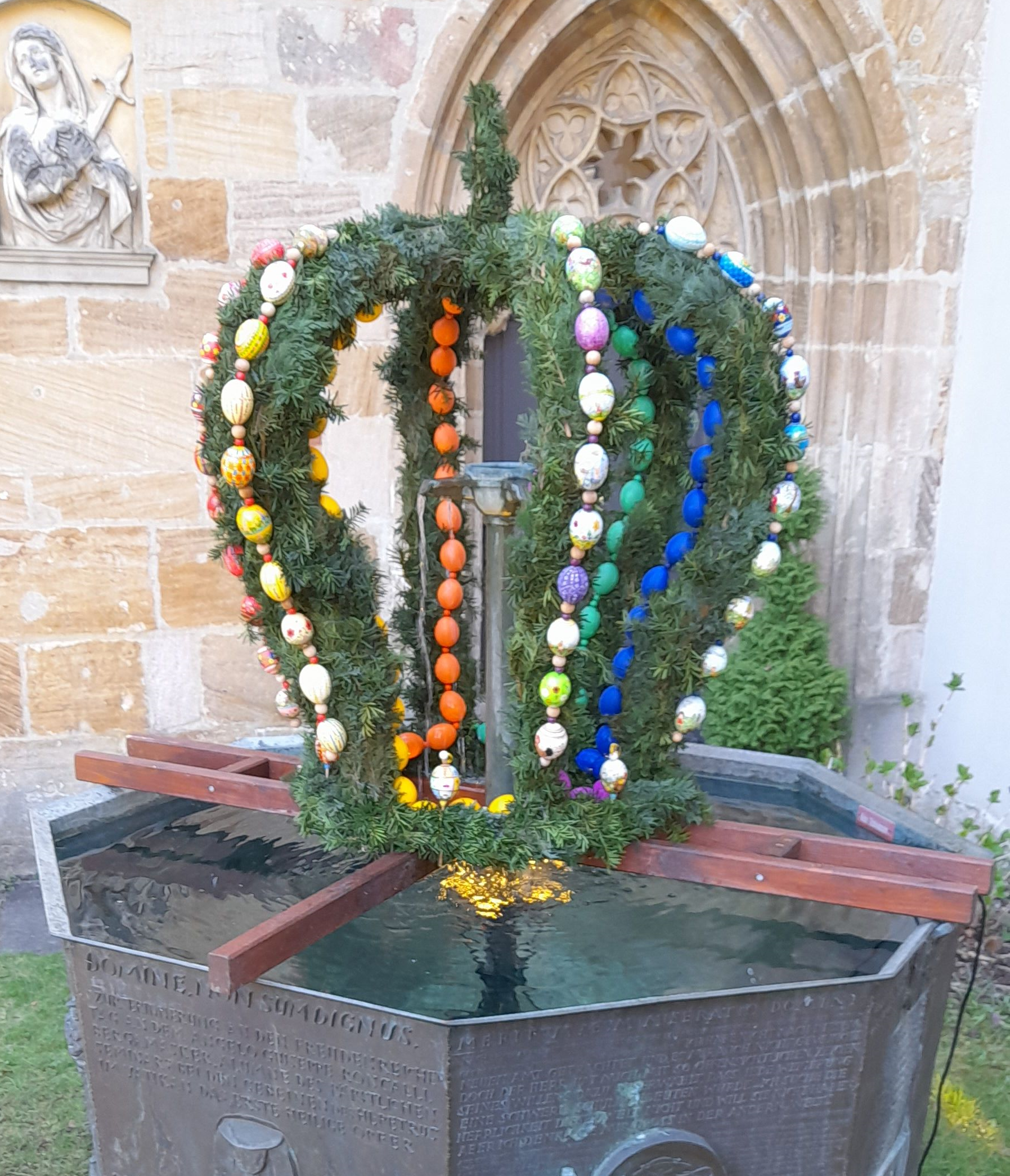 Osterbrunnen vor der Kunigundenkapelle in Bamberg