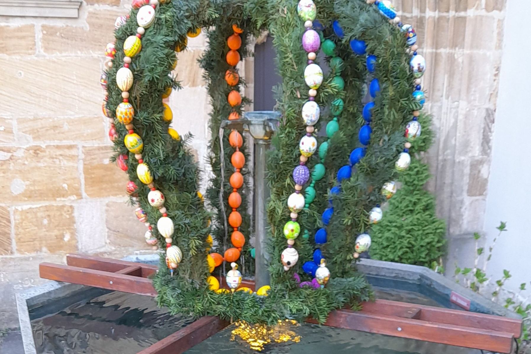 Osterbrunnen vor der Kunigundenkapelle in Bamberg